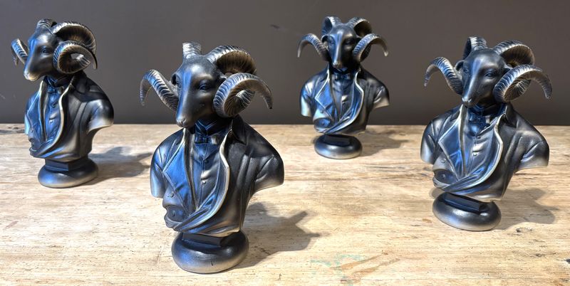 4 FIGURINES DE BELIERS EN RESINE. HAUTEUR : 26 CM.