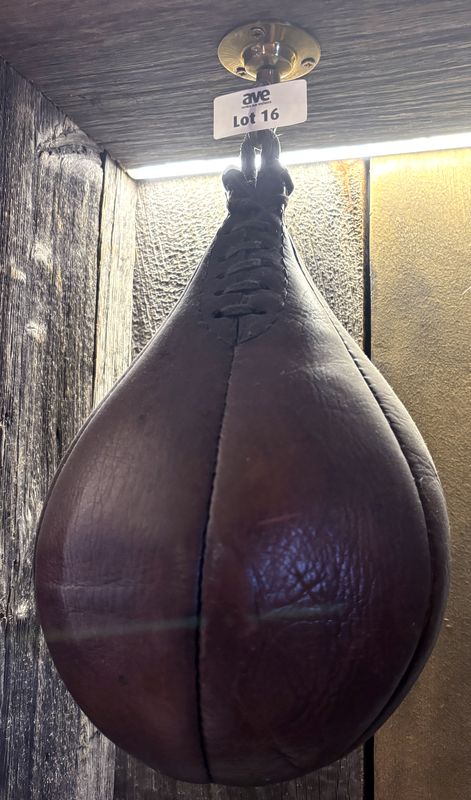 PUNCHING BALL EN CUIR. 38 X 20 CM.