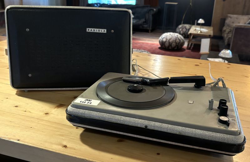 PLATINE OU TOURNE DISQUE PORTABLE AVEC ENCEINTE INTEGREE DANS LE COUVERCLE DE MARQUE RADIOLA, CIRCA ANNEES 1960. ACCIDENT AU BRAS. 14 X 37 X 24 CM.