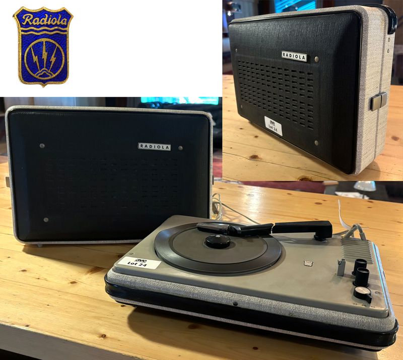 PLATINE OU TOURNE DISQUE PORTABLE AVEC ENCEINTE INTEGREE DANS LE COUVERCLE DE MARQUE RADIOLA, CIRCA ANNEE 1960. ACCIDENT AU BRAS. 14 X 37 X 24 CM.