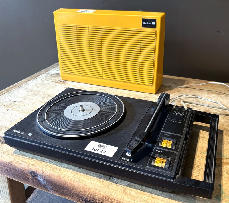 PLATINE OU TOURNE DISQUE PORTABLE AVEC ENCEINTE INTEGREE DANS LE COUVERCLE DE MARQUE RADIOLA MODELE 100 SPEED CONTROL EN PLASTIQUE DE COULEUR ORANGE ET NOIR, ANNEE 1970. 22 X 40 X 9 CM.