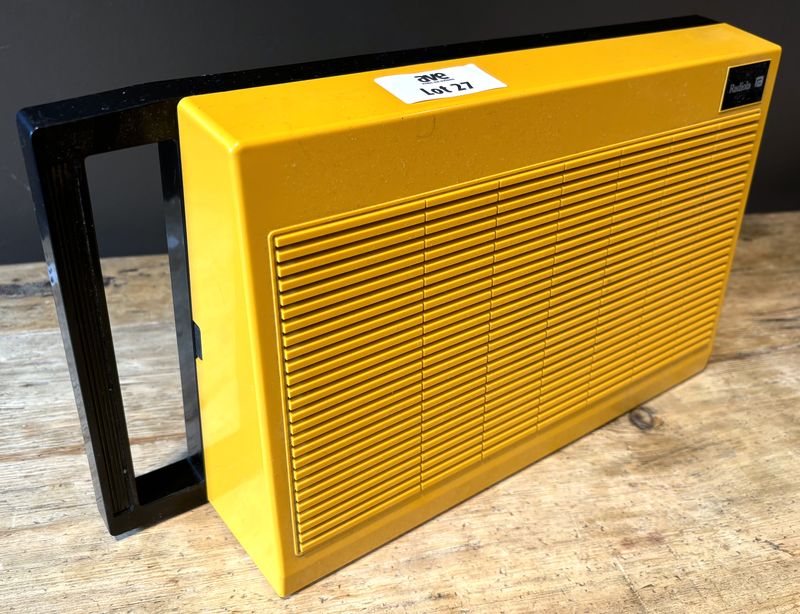 PLATINE OU TOURNE DISQUE PORTABLE AVEC ENCEINTE INTEGREE DANS LE COUVERCLE DE MARQUE RADIOLA MODELE 100 SPEED CONTROL EN PLASTIQUE DE COULEUR ORANGE ET NOIR, ANNEE 1970. 22 X 40 X 9 CM.