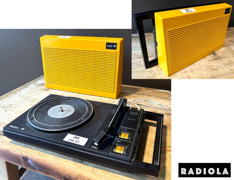 PLATINE OU TOURNE DISQUE PORTABLE AVEC ENCEINTE INTEGREE DANS LE COUVERCLE DE MARQUE RADIOLA MODELE 100 SPEED CONTROL EN PLASTIQUE DE COULEUR ORANGE ET NOIR, ANNEE 1970. 22 X 40 X 9 CM.