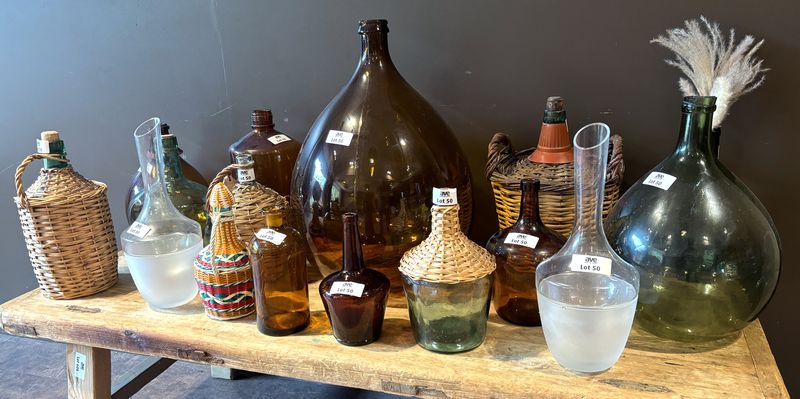 18 BOUTEILLES, DAME JEANNE, DEMIJOHN, CARAFES ET FLACONS, BONBONNIERE, ETC. DIVERSES TAILLES ET COULEURS. DE TAILLES ALLANT DE 21 X 13 CM A 60 X 36 CM.