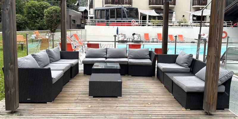 11 PIECES FORMANT UN ENSEMBLE DE MOBILIER DE JARDIN OU TERRASSE MODULABLE EN OSIER ARTIFICIEL DE MARQUE TARRINGTON HOUSE MODELE LOUNGE SET XXL COMPRENANT : 5 FAUTEUILS DROIT A DOSSIER (66 X 64 X 74 CM), 2 FAUTEUILS D'ANGLE A GAUCHE (66 X 83 X 78 CM), 2 FAUTEUILS D'ANGLE A DROITE (66 X 83 X 78 CM), 1 TABLE BASSE (42 X 64 X 64 CM) ET 1 AUTRE TABLE BASSE (33 X 64 X 64 CM). ON Y JOINT 8 COUSSINS D'ASSISE ET 8 COUSSINS DE DOSSIER. USURES ET ACCIDENTS.