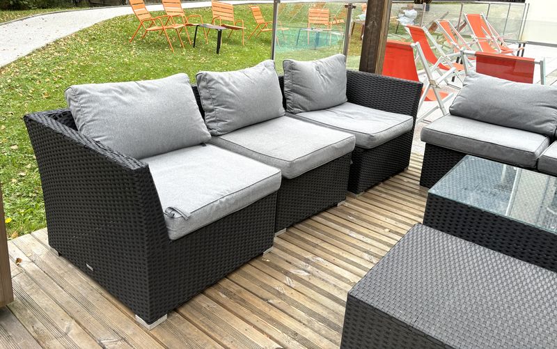 11 PIECES FORMANT UN ENSEMBLE DE MOBILIER DE JARDIN OU TERRASSE MODULABLE EN OSIER ARTIFICIEL DE MARQUE TARRINGTON HOUSE MODELE LOUNGE SET XXL COMPRENANT : 5 FAUTEUILS DROIT A DOSSIER (66 X 64 X 74 CM), 2 FAUTEUILS D'ANGLE A GAUCHE (66 X 83 X 78 CM), 2 FAUTEUILS D'ANGLE A DROITE (66 X 83 X 78 CM), 1 TABLE BASSE (42 X 64 X 64 CM) ET 1 AUTRE TABLE BASSE (33 X 64 X 64 CM). ON Y JOINT 8 COUSSINS D'ASSISE ET 8 COUSSINS DE DOSSIER. USURES ET ACCIDENTS.