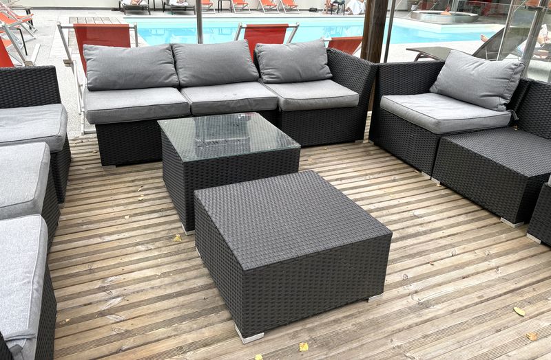 11 PIECES FORMANT UN ENSEMBLE DE MOBILIER DE JARDIN OU TERRASSE MODULABLE EN OSIER ARTIFICIEL DE MARQUE TARRINGTON HOUSE MODELE LOUNGE SET XXL COMPRENANT : 5 FAUTEUILS DROIT A DOSSIER (66 X 64 X 74 CM), 2 FAUTEUILS D'ANGLE A GAUCHE (66 X 83 X 78 CM), 2 FAUTEUILS D'ANGLE A DROITE (66 X 83 X 78 CM), 1 TABLE BASSE (42 X 64 X 64 CM) ET 1 AUTRE TABLE BASSE (33 X 64 X 64 CM). ON Y JOINT 8 COUSSINS D'ASSISE ET 8 COUSSINS DE DOSSIER. USURES ET ACCIDENTS.