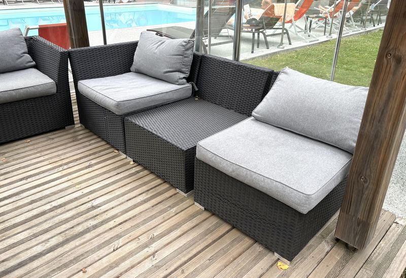 11 PIECES FORMANT UN ENSEMBLE DE MOBILIER DE JARDIN OU TERRASSE MODULABLE EN OSIER ARTIFICIEL DE MARQUE TARRINGTON HOUSE MODELE LOUNGE SET XXL COMPRENANT : 5 FAUTEUILS DROIT A DOSSIER (66 X 64 X 74 CM), 2 FAUTEUILS D'ANGLE A GAUCHE (66 X 83 X 78 CM), 2 FAUTEUILS D'ANGLE A DROITE (66 X 83 X 78 CM), 1 TABLE BASSE (42 X 64 X 64 CM) ET 1 AUTRE TABLE BASSE (33 X 64 X 64 CM). ON Y JOINT 8 COUSSINS D'ASSISE ET 8 COUSSINS DE DOSSIER. USURES ET ACCIDENTS.