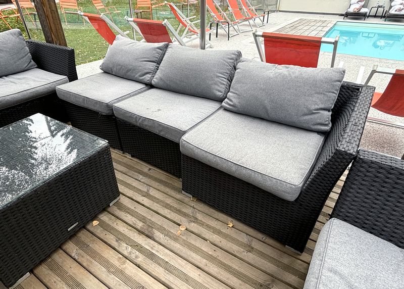 11 PIECES FORMANT UN ENSEMBLE DE MOBILIER DE JARDIN OU TERRASSE MODULABLE EN OSIER ARTIFICIEL DE MARQUE TARRINGTON HOUSE MODELE LOUNGE SET XXL COMPRENANT : 5 FAUTEUILS DROIT A DOSSIER (66 X 64 X 74 CM), 2 FAUTEUILS D'ANGLE A GAUCHE (66 X 83 X 78 CM), 2 FAUTEUILS D'ANGLE A DROITE (66 X 83 X 78 CM), 1 TABLE BASSE (42 X 64 X 64 CM) ET 1 AUTRE TABLE BASSE (33 X 64 X 64 CM). ON Y JOINT 8 COUSSINS D'ASSISE ET 8 COUSSINS DE DOSSIER. USURES ET ACCIDENTS.