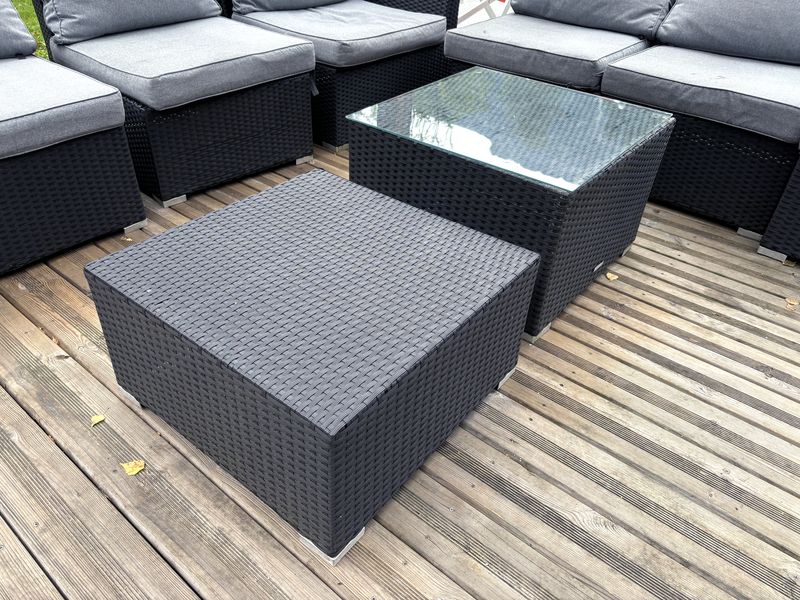 11 PIECES FORMANT UN ENSEMBLE DE MOBILIER DE JARDIN OU TERRASSE MODULABLE EN OSIER ARTIFICIEL DE MARQUE TARRINGTON HOUSE MODELE LOUNGE SET XXL COMPRENANT : 5 FAUTEUILS DROIT A DOSSIER (66 X 64 X 74 CM), 2 FAUTEUILS D'ANGLE A GAUCHE (66 X 83 X 78 CM), 2 FAUTEUILS D'ANGLE A DROITE (66 X 83 X 78 CM), 1 TABLE BASSE (42 X 64 X 64 CM) ET 1 AUTRE TABLE BASSE (33 X 64 X 64 CM). ON Y JOINT 8 COUSSINS D'ASSISE ET 8 COUSSINS DE DOSSIER. USURES ET ACCIDENTS.