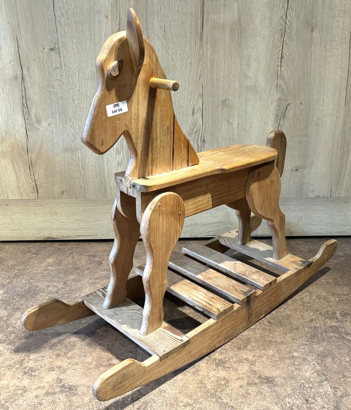 CHEVAL A BASCULE OU ROCKING HORSE EN PIN ET CHENE NATUREL. MANQUE UNE OREILLE. 87 X 103 X 36.5 CM.