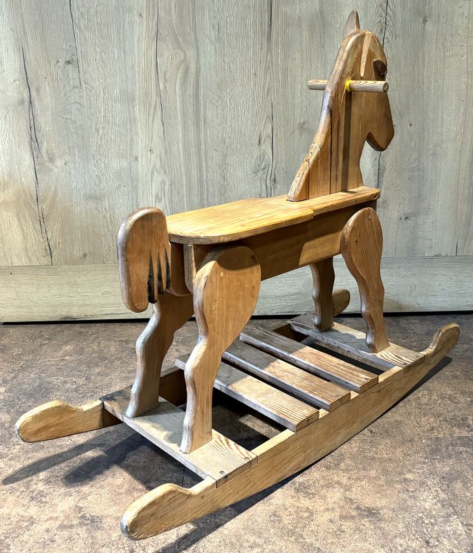 CHEVAL A BASCULE OU ROCKING HORSE EN PIN ET CHENE NATUREL. MANQUE UNE OREILLE. 87 X 103 X 36.5 CM.