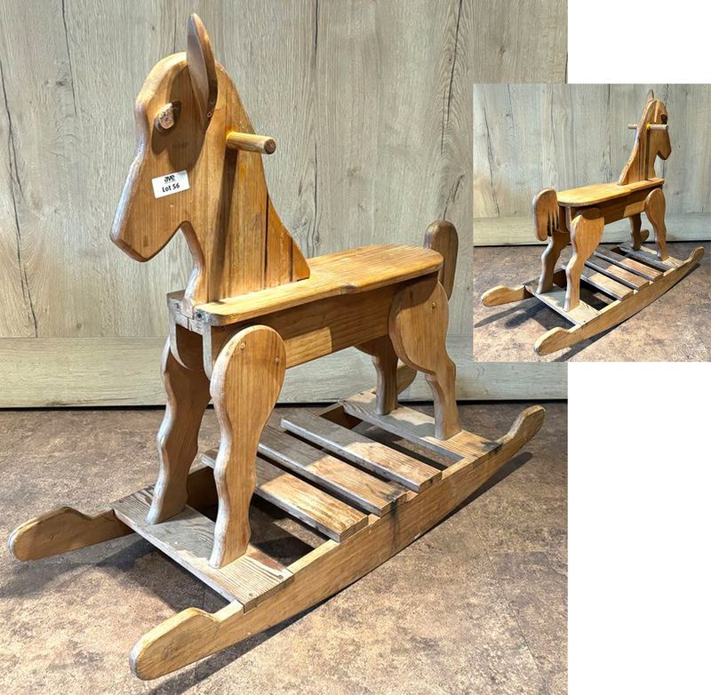 CHEVAL A BASCULE OU ROCKING HORSE EN PIN ET CHENE NATUREL. MANQUE UNE OREILLE. 87 X 103 X 36.5 CM.