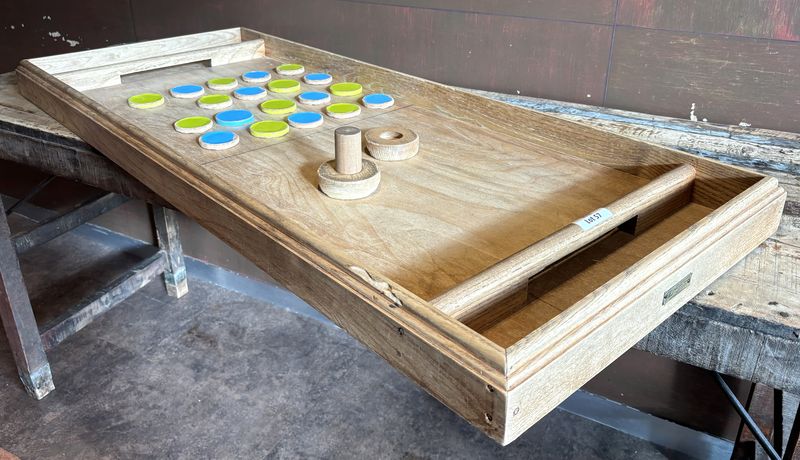 TABLE A GLISSER OU JEU DE PALET OU AIR HOCKEY EN CHENE NATUREL DE MARQUE "LA MAISON DU BILLARD". FABRICATION ARTISANALE FRANCAISE. MANQUE 1 PALET. MANQUE 1 POIGNEE. 8 X 123 X 51 CM.