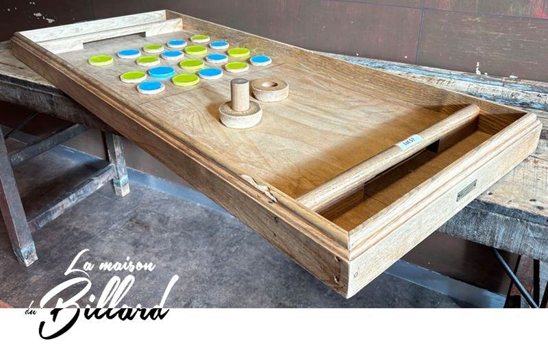 TABLE A GLISSER OU JEU DE PALET OU AIR HOCKEY EN CHENE NATUREL DE MARQUE "LA MAISON DU BILLARD". FABRICATION ARTISANALE FRANCAISE. MANQUE 1 PALET. MANQUE 1 POIGNEE. 8 X 123 X 51 CM.