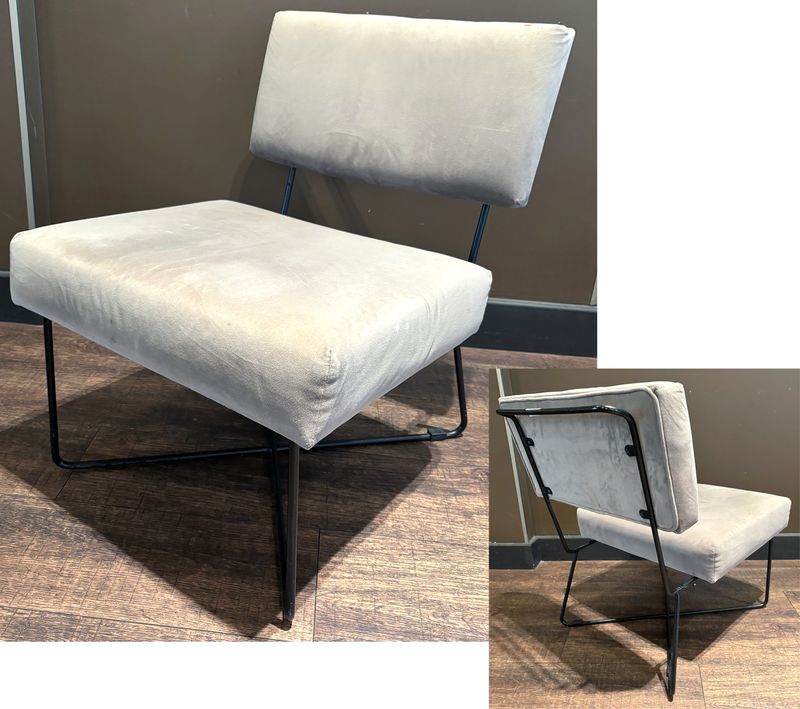 CHAISE DE STYLE ANNEES 1950, ASSISE ET DOSSIER EN VELOUR DE COULEUR TAUPE ET PIETEMENT EN TIGES D'ACIER. TACHES. 72 X 53 X 67 CM.