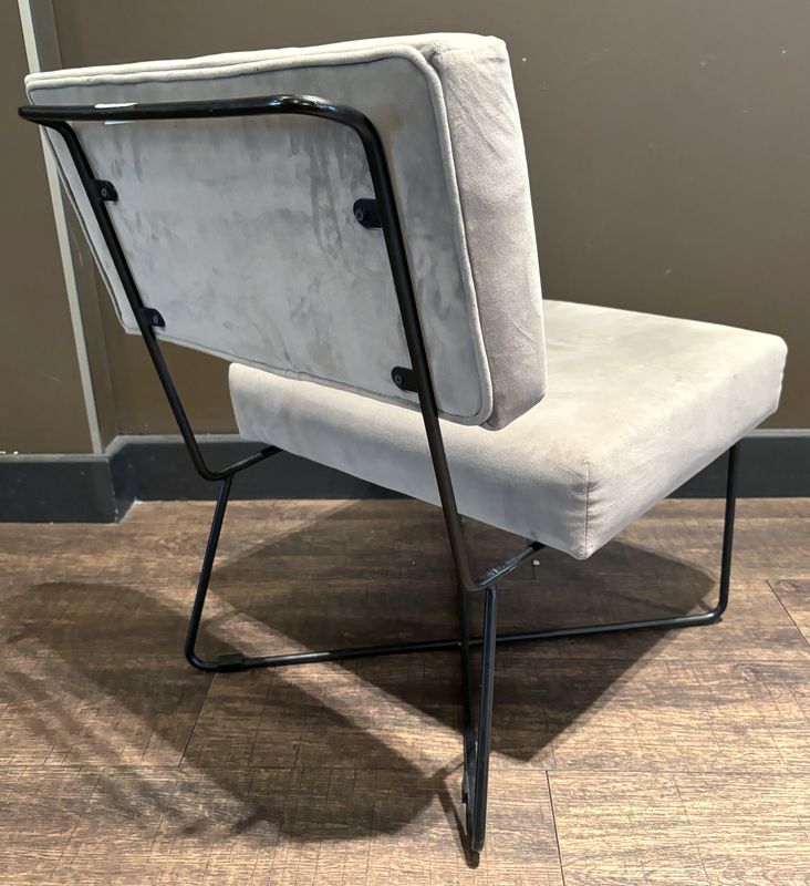 CHAISE DE STYLE ANNEES 1950, ASSISE ET DOSSIER EN VELOUR DE COULEUR TAUPE ET PIETEMENT EN TIGES D'ACIER. TACHES. 72 X 53 X 67 CM.