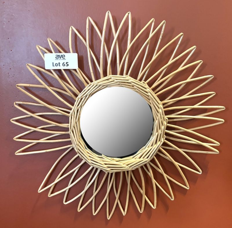 X2 3 MIROIRS DE FORME CARRE ET RONDE, CADRE EN ROTIN A MOTIF RAYONNANT DONT : 70 X 70 CM, 70 X 70 CM ET 25 X 35 CM.