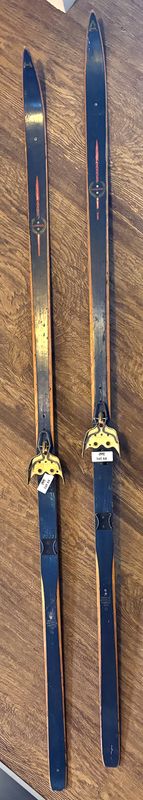 PAIRE DE SKIS DE FOND NORVEGIENS EN BOIS DE MARQUE ASNES. TROU DE VISSES. 195 CM.