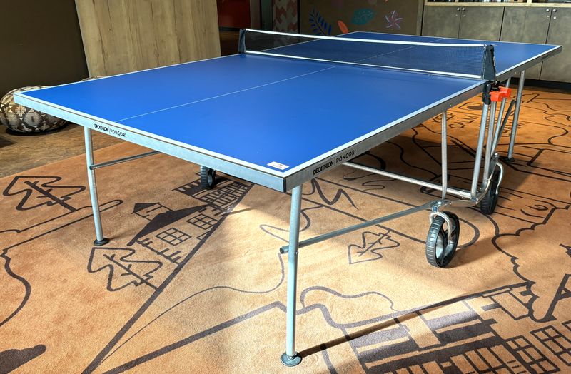 TABLE DE PINGPONG OU TENNIS DE TABLE D'INTERIEUR ET OU D'EXTERIEUR REPLIABLE SUR CHASSIS ROULANT EN ALUMINIUM DE MARQUE DECATHLON MODELE PONGORI PPT 500.2. 78 X 152.5 X 274 CM.