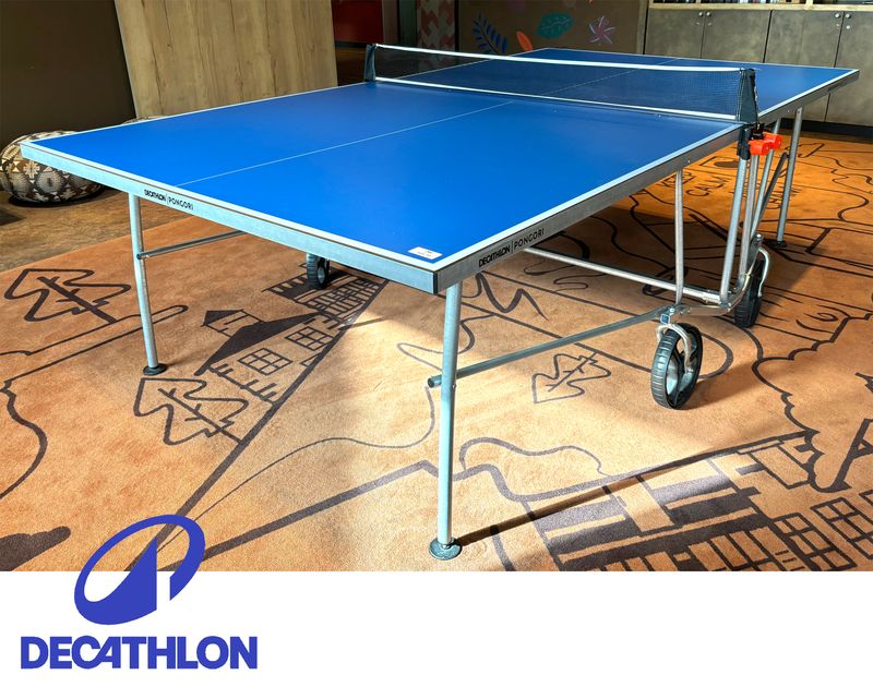 TABLE DE PINGPONG OU TENNIS DE TABLE D'INTERIEUR ET OU D'EXTERIEUR REPLIABLE SUR CHASSIS ROULANT EN ALUMINIUM DE MARQUE DECATHLON MODELE PONGORI PPT 500.2. 78 X 152.5 X 274 CM.