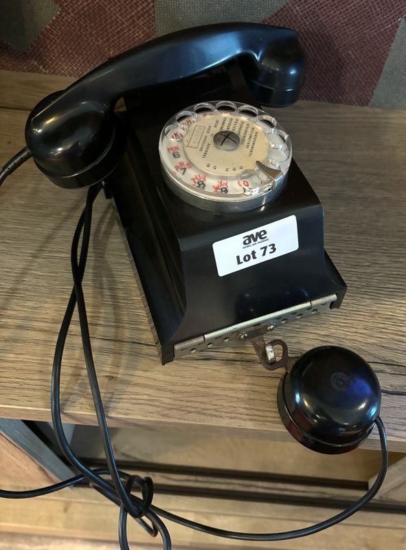 TELEPHONE MURAL AVEC ECOUTEUR DE MARQUE ERICSSON EN BAKELITE DE COULEUR NOIRE, ANNEE 1960.