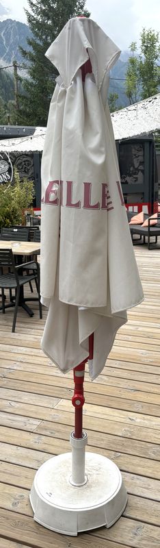 X2 PARASOL SIGLE LILLET EN TOILE DE COULEUR BLANCHE, TIGE EN BOIS LAQUEE ROUGE ET BASE LESTEE EN PLASTIQUE DE COULEUR BLANC. 196 X 210 CM.