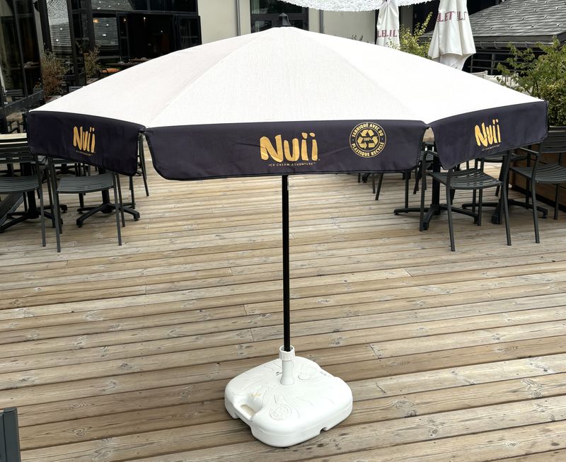 X3 PARASOL EN TISSUS SYNTHETIQUE, TIGE EN ACIER DE COULEUR NOIRE ET SOCLE LESTE EN PLASTIQUE DE COULEUR BLANC. DIAMETRE 175 CM, HAUTEUR MAXIMUM 216 CM, HAUTEUR MINIMUM 153 CM.