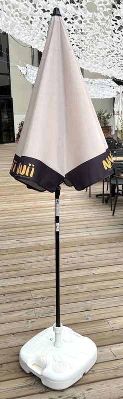 X3 PARASOL EN TISSUS SYNTHETIQUE, TIGE EN ACIER DE COULEUR NOIRE ET SOCLE LESTE EN PLASTIQUE DE COULEUR BLANC. DIAMETRE 175 CM, HAUTEUR MAXIMUM 216 CM, HAUTEUR MINIMUM 153 CM.