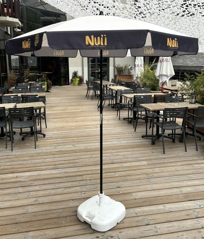 X3 PARASOL EN TISSUS SYNTHETIQUE, TIGE EN ACIER DE COULEUR NOIRE ET SOCLE LESTE EN PLASTIQUE DE COULEUR BLANC. DIAMETRE 175 CM, HAUTEUR MAXIMUM 216 CM, HAUTEUR MINIMUM 153 CM.