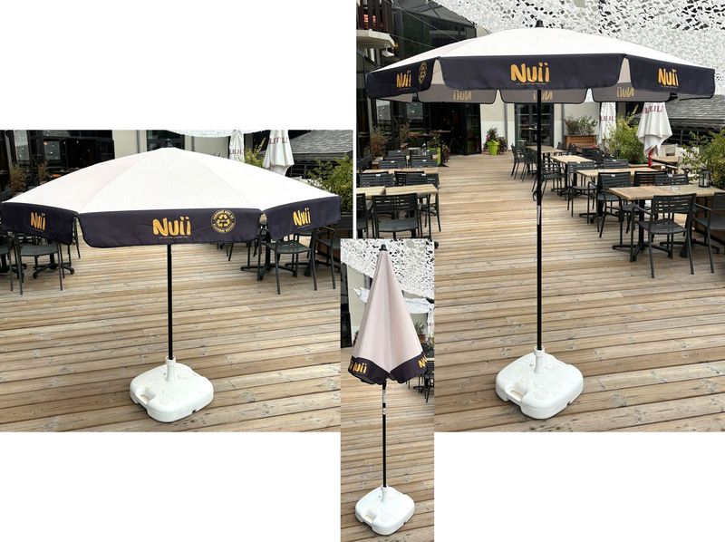 PARASOL EN TISSU SYNTHETIQUE, TIGE EN ACIER DE COULEUR NOIRE ET SOCLE LESTE EN PLASTIQUE DE COULEUR BLANCHE. DIAMETRE 175 CM, HAUTEUR MAXIMUM 216 CM, HAUTEUR MINIMUM 153 CM.