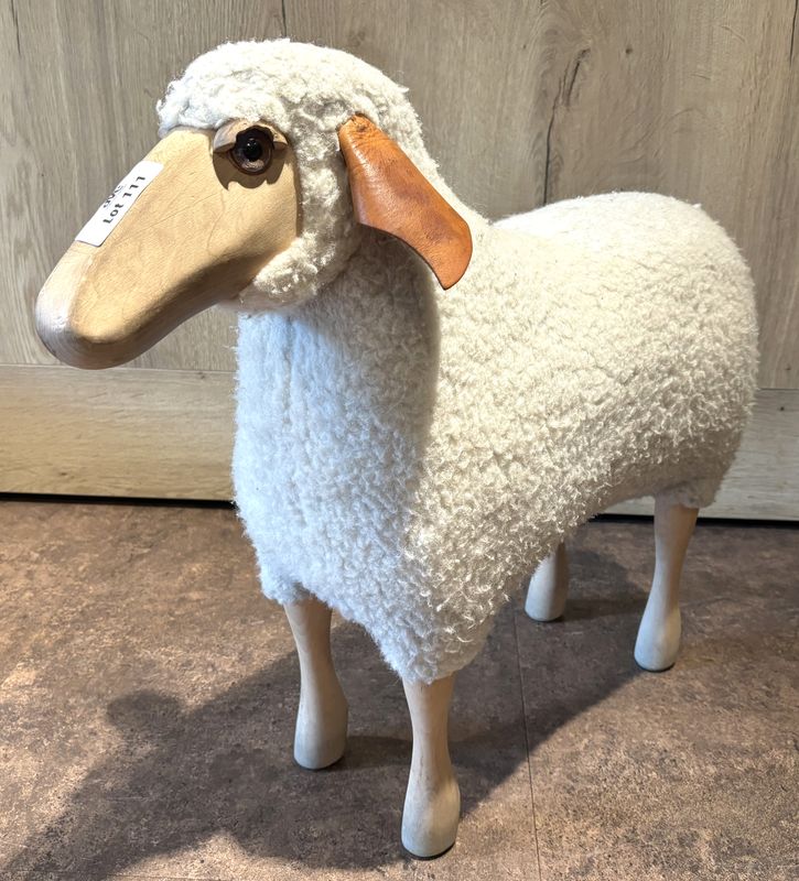 MOUTON EN BOIS ET LAINE. 56 X 63 X 23 CM.