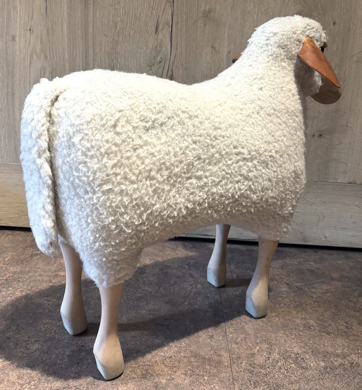 MOUTON EN BOIS ET LAINE. 56 X 63 X 23 CM.