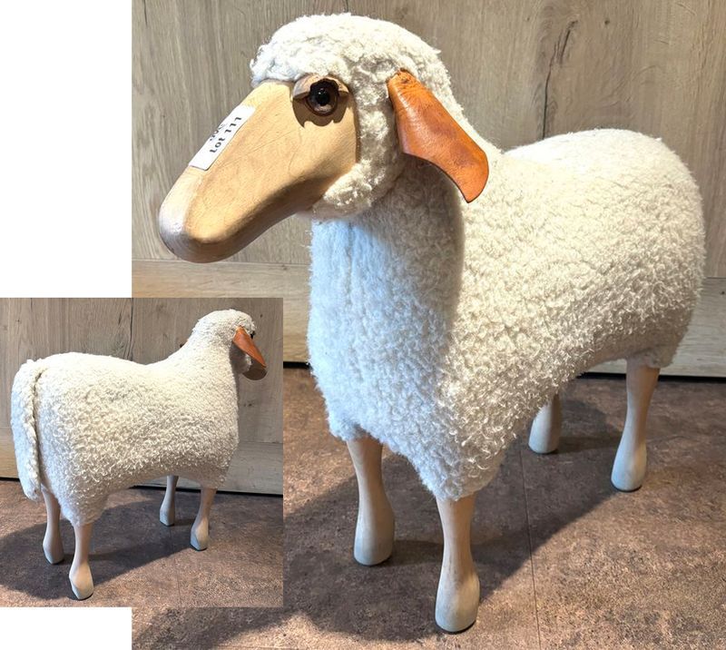 MOUTON EN BOIS ET LAINE. 56 X 63 X 23 CM.