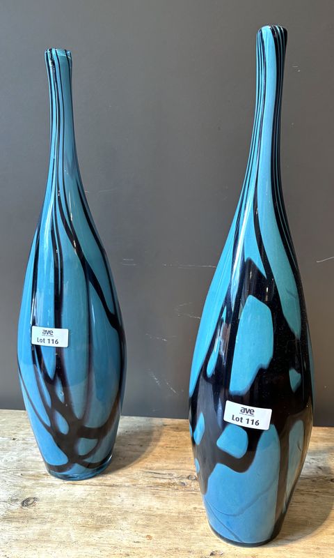 PAIRE DE VASES SOLIFLORE EN VERRE SOUFFLE BICOLOR TURQUOISE ET NOIR DANS LE GOUT DE MURANO. 64 X 18 CM.