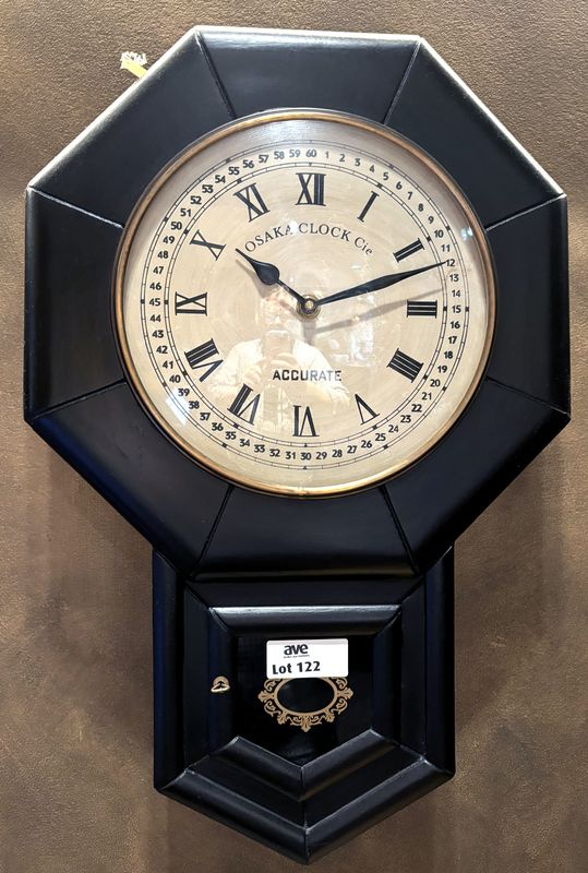 PENDULE MURALE A CHIFFRES ROMAINS ET BALANCIER DE MARQUE OSAKA CLOCK & CO MODELE ACCURATE. 55 X 36 X 10 CM.