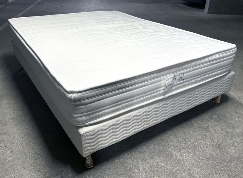 X4 SOMMIER ET MATELAS D'HOTEL DE DIVERS MARQUES DONT EPEDA. 190 X 140 CM.