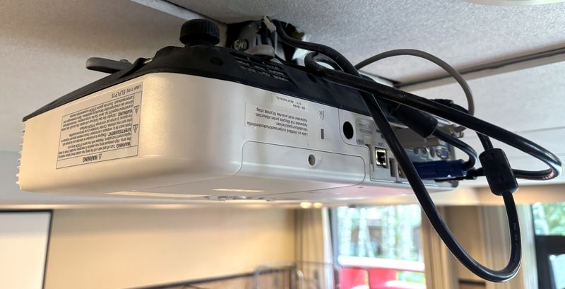 VIDEO PROJECTEUR DE MARQUE EPSON MODELE H471B. VENDU AVEC TELECOMMANDE ET ATTACHE MURALE.