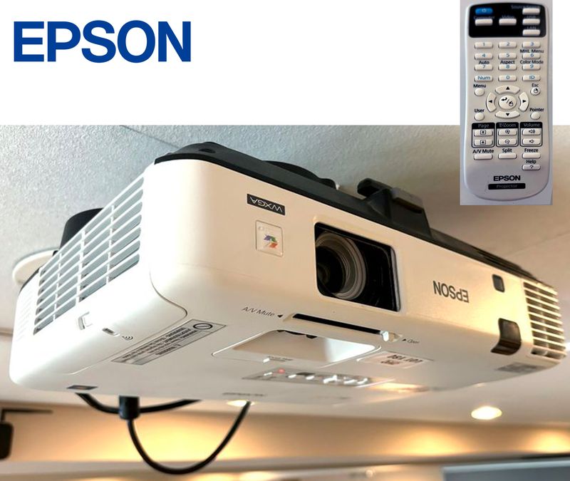 VIDEO PROJECTEUR DE MARQUE EPSON MODELE H471B. VENDU AVEC TELECOMMANDE ET ATTACHE MURALE.