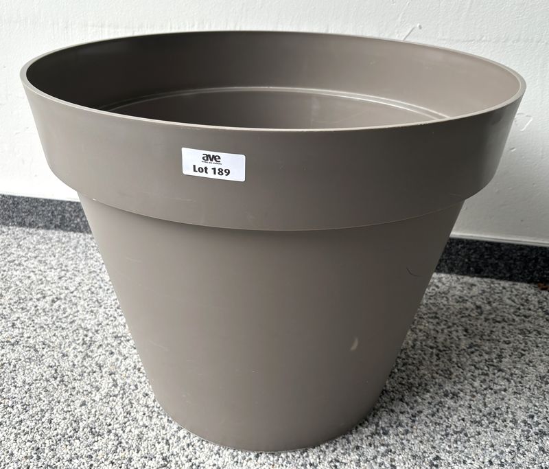 GRAND POT DE FLEUR EN POLYETHYLENE DE COULEUR TAUPE. 47 X 59 CM.