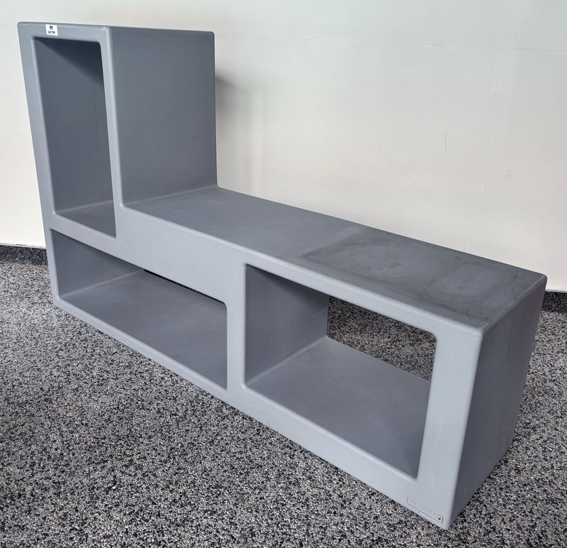 X3 ETAGERE OU RANGEMENT D'EXTERIEUR ET OU D'INTERIEUR MODULABLE EN FORME DE "L" A 3 NICHES DESIGN CLAUDIO BELLINI MODELE URBAN EDITION CASAMANIA EN NYLON ALIMENTAIRE DE COULEUR GRIS CLAIRE. 142 X 34 X 88 CM.