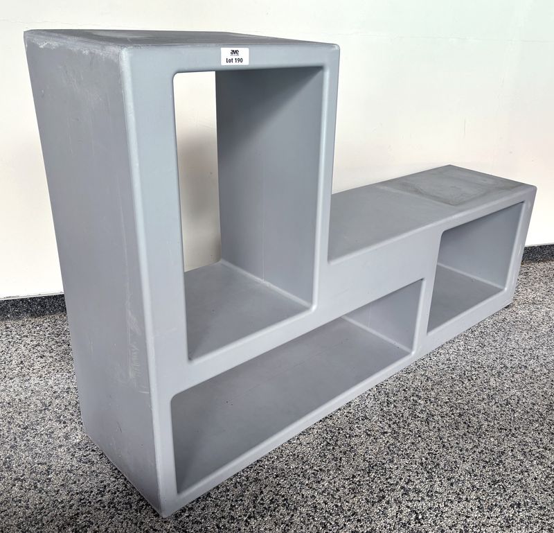 ETAGERE OU RANGEMENT D'EXTERIEUR ET OU D'INTERIEUR MODULABLE EN FORME DE "L" A 3 NICHES DESIGN CLAUDIO BELLINI MODELE URBAN EDITION CASAMANIA EN NYLON ALIMENTAIRE DE COULEUR GRIS CLAIRE. 142 X 34 X 88 CM.