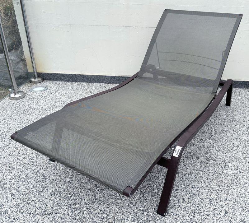 CHAISE LONGUE OU TRANSAT DE MARQUE FERMOB MODELE ALIZE, EN ALUMINIUM ANODISE DE COULEUR MARRON ET RESILLE DE COULEUR KAKI. HAUTEUR MINIMUM 34 CM HAUTEUR MAXIMUM 82 CM. 80 X 190 CM.