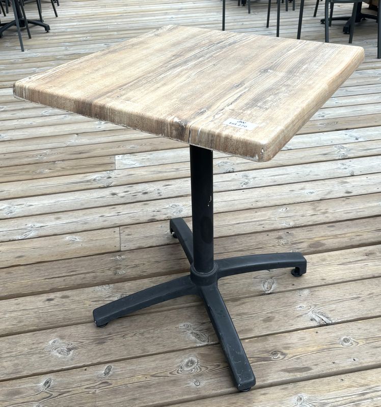 X31 TABLE A PLATEAU CARRE DE BISTRO OU DE TERRASSE EMBOITABLE ET PLATEAU BASCULANT EN RESINE A DECOR CHENE CLAIR REPOSANT SUR UNE COLONNE ET PIETEMENT ETOILE A QUATRE BRANCHES EN ALUMINIUM LAQUE DE COULEUR GRIS ANTHRACITE DE MARQUE GO-IN MODELE TABLE KONDO. USURE D'USAGE. 75 X 60 X 60 CM.