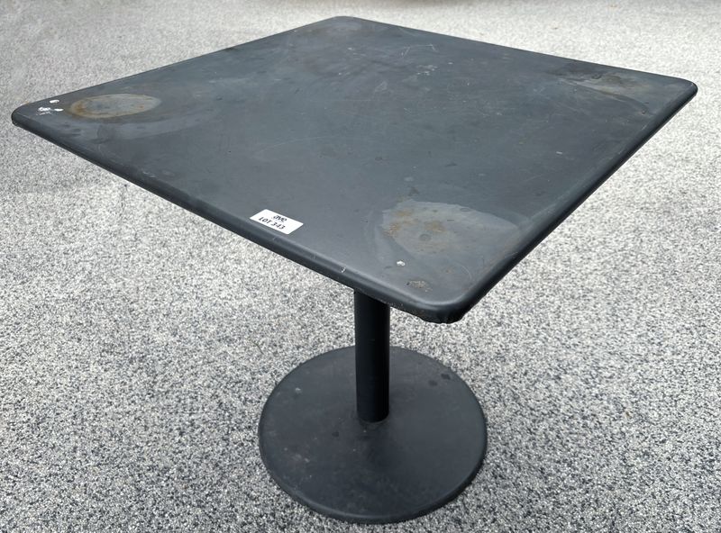 X4 TABLE DE BISTRO OU TERRASSE PLATEAU CARRE SUR UNE COLONNE ET BASE EN CIRCULAIRE FONTE EN ACIER LAQUE GRIS ANTHRACITE. USURES. 73 X 76 X 76 CM.