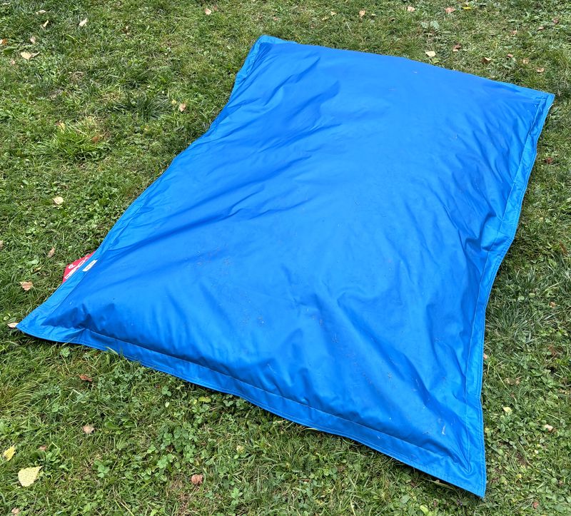 POUF GEANT D'EXTERIEUR EN TISSUS IMPERMEABLE DE COULEUR BLEU ROYALE DE MARQUE QSACK MODELE SITZSACK OUTDOOR. 180 X 140 CM.