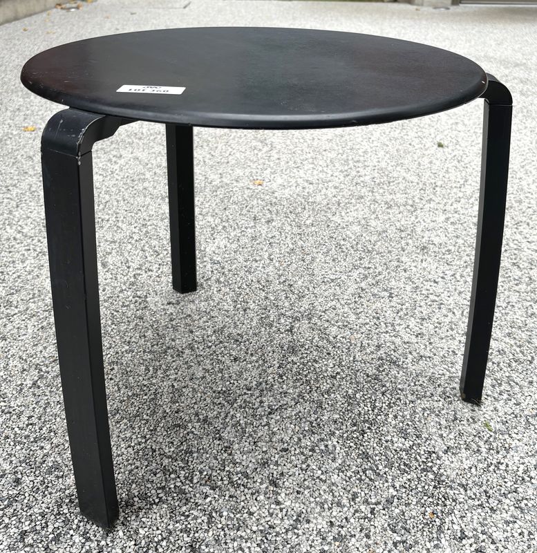 X14 TABLE BASSE OU BOUT DE CANAPE DESIGN PASCALE MOURGUE MODELE ALIZE EDITION FERMOB, PLATEAU CIRCULAIRE REPOSANT SUR 3 PIEDS EN ALUMINIUM LAQUE DE COULEUR NOR. USURE D'USAGE. 43 X 48 CM.