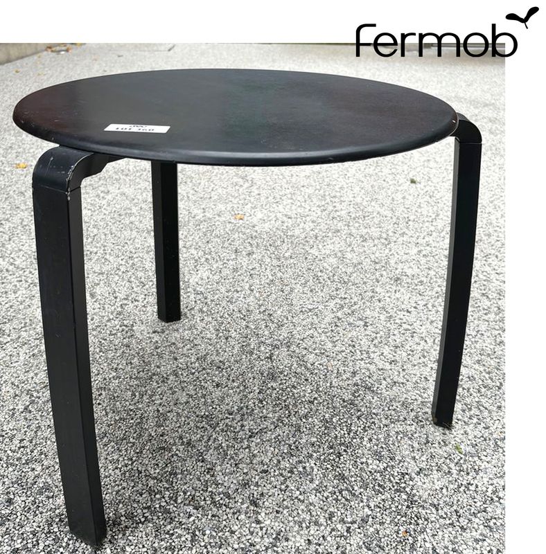 X14 TABLE BASSE OU BOUT DE CANAPE DESIGN PASCALE MOURGUE MODELE ALIZE EDITION FERMOB, PLATEAU CIRCULAIRE REPOSANT SUR 3 PIEDS EN ALUMINIUM LAQUE DE COULEUR NOR. USURE D'USAGE. 43 X 48 CM.