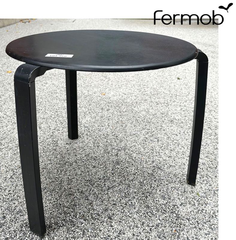 TABLE BASSE OU BOUT DE CANAPE DESIGN PASCALE MOURGUE MODELE ALIZE EDITION FERMOB, PLATEAU CIRCULAIRE REPOSANT SUR 3 PIEDS EN ALUMINIUM LAQUE DE COULEUR NOIRE. USURE D'USAGE. 43 X 48 CM.