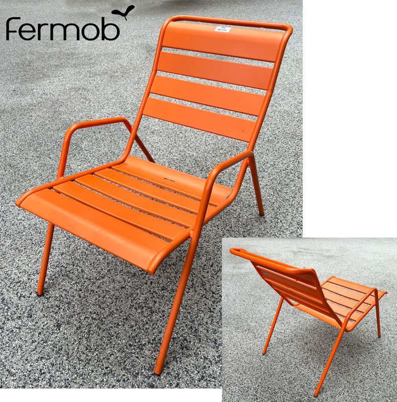 FAUTEUIL DE JARDIN DE MARQUE FERMOB MODELE FAUTEUIL BAS MONCEAU EN ACIER LAQUE ORANGE. 43 X 52.5 X 92 CM.